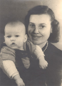 Picture of Herta Hahn (Brookmann) with her baby son Reinhard