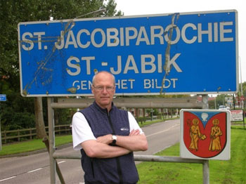 Andrys Onsman in front of the St. Jabik sign
